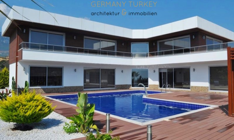 Individuelle Designer-Villa mit Panoramablick aufs Meer