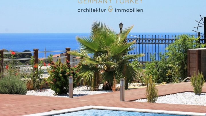 Individuelle Designer-Villa mit Panoramablick aufs Meer