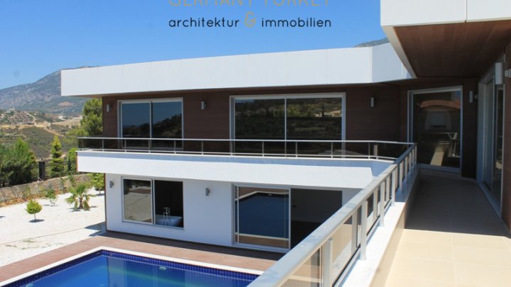 Individuelle Designer-Villa mit Panoramablick aufs Meer