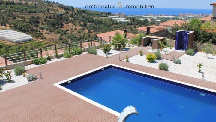 Individuelle Designer-Villa mit Panoramablick aufs Meer