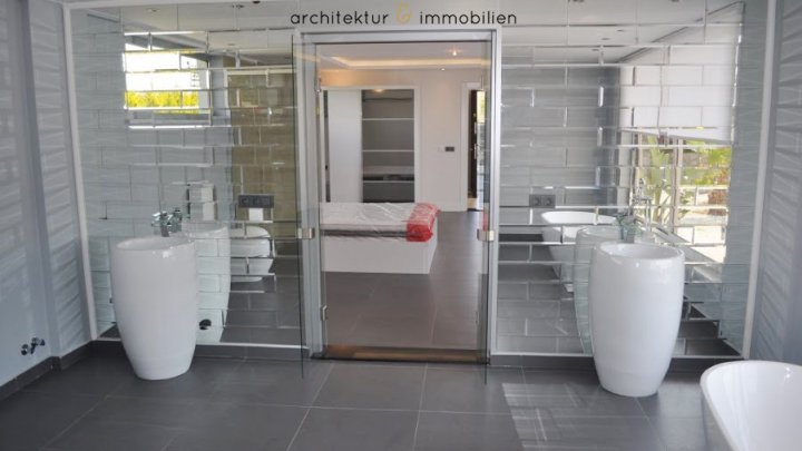 Individuelle Designer-Villa mit Panoramablick aufs Meer