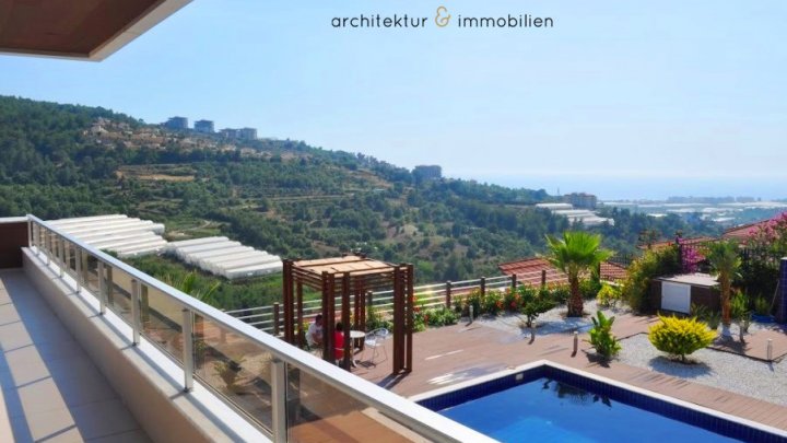 Individuelle Designer-Villa mit Panoramablick aufs Meer