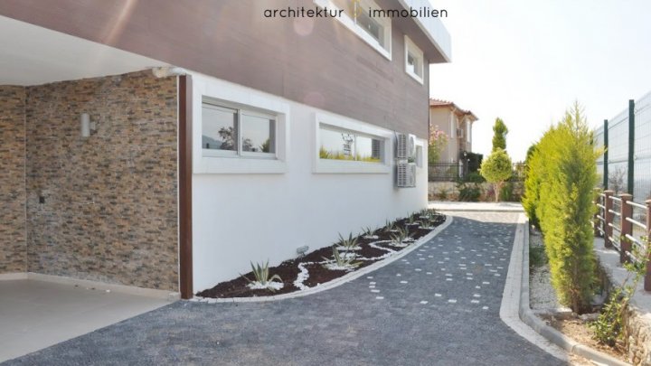 Individuelle Designer-Villa mit Panoramablick aufs Meer