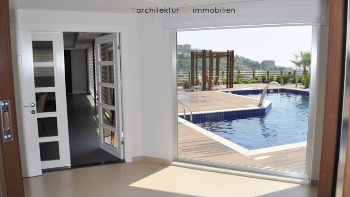 Individuelle Designer-Villa mit Panoramablick aufs Meer