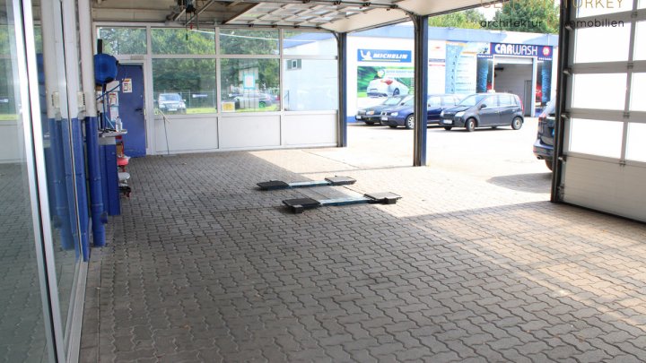 Voll ausgestattetes Autohaus zwischen drei Großstädten und inmitten bekannter Freizeitattraktionen