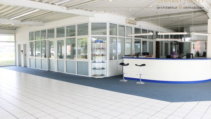 Voll ausgestattetes Autohaus zwischen drei Großstädten und inmitten bekannter Freizeitattraktionen