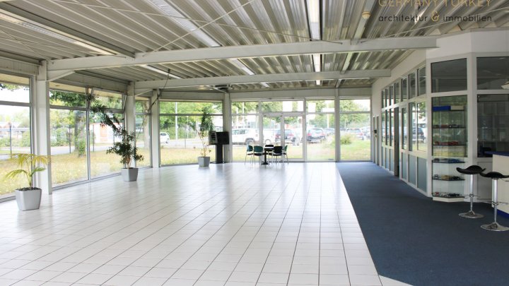 Voll ausgestattetes Autohaus zwischen drei Großstädten und inmitten bekannter Freizeitattraktionen