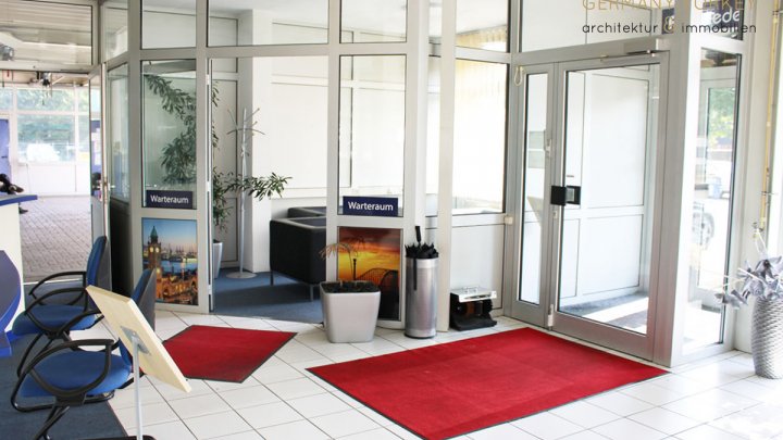 Voll ausgestattetes Autohaus zwischen drei Großstädten und inmitten bekannter Freizeitattraktionen