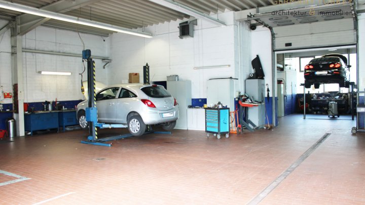 Voll ausgestattetes Autohaus zwischen drei Großstädten und inmitten bekannter Freizeitattraktionen