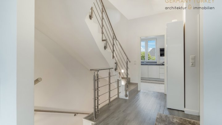 Elegant, gut aufgeteilt und sehr wohnlich: Ihre neue Doppelhaushälfte wartet in Kölln-Reisiek auf Sie!