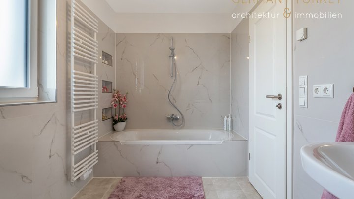 Elegant, gut aufgeteilt und sehr wohnlich: Ihre neue Doppelhaushälfte wartet in Kölln-Reisiek auf Sie!