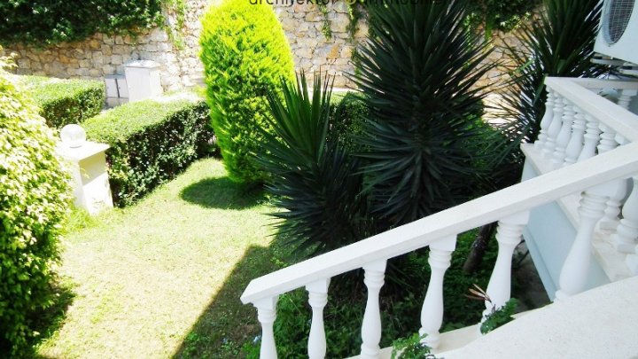Sehr gepflegte und zentrale Wohnung mit kleinem Garten